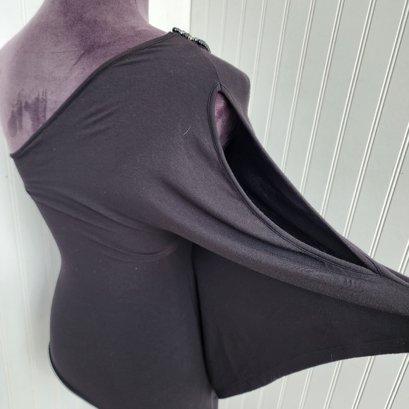 Bebe Women’s Stretch Black Beaded Asymmetrical One Cold Shoulder Top Blouse XS - Picture 6 of 11